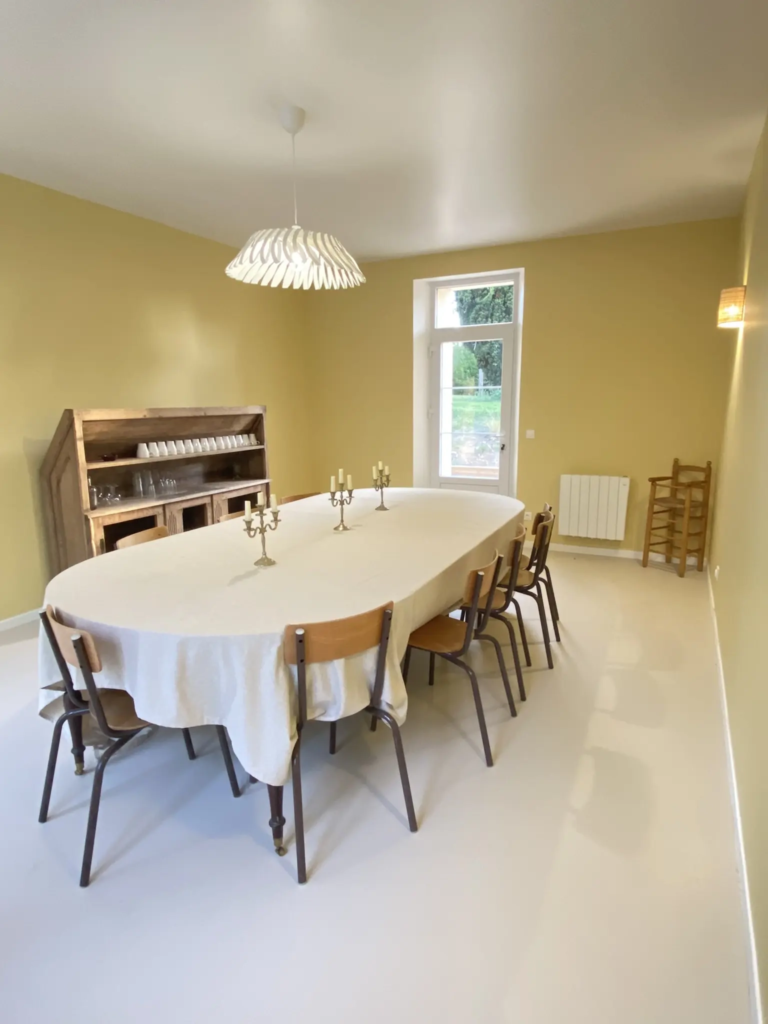 Longue table ovale de la salle à manger du gîte Le Clos de l'église