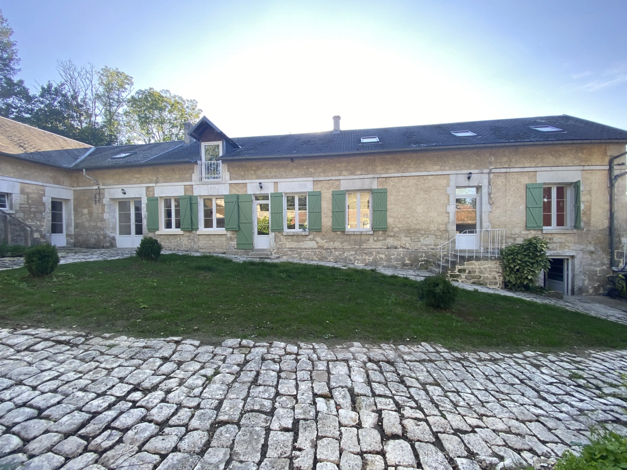 Façade et cour du gîte