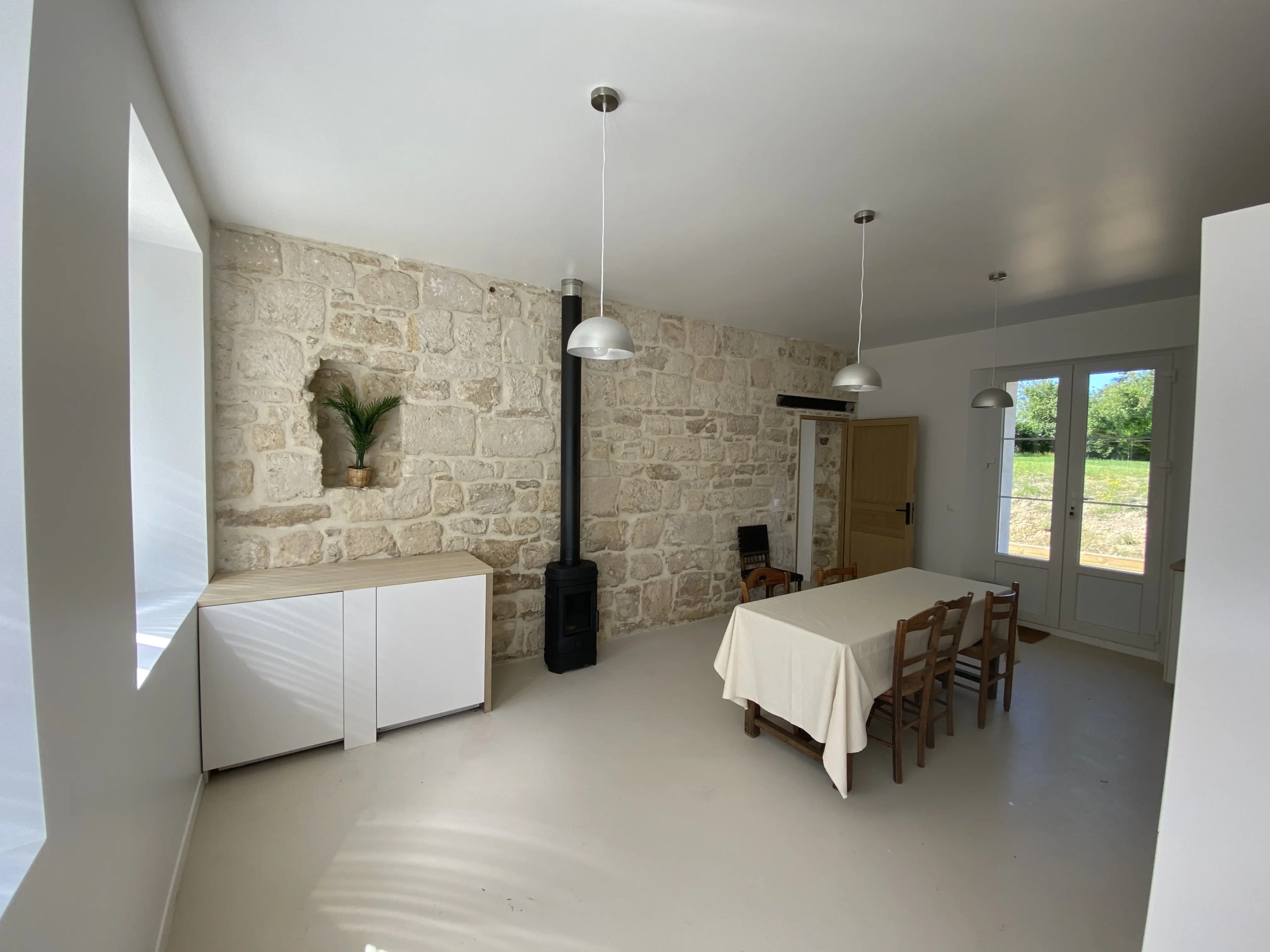 Salle à manger en pierre du gîte à Cutry
