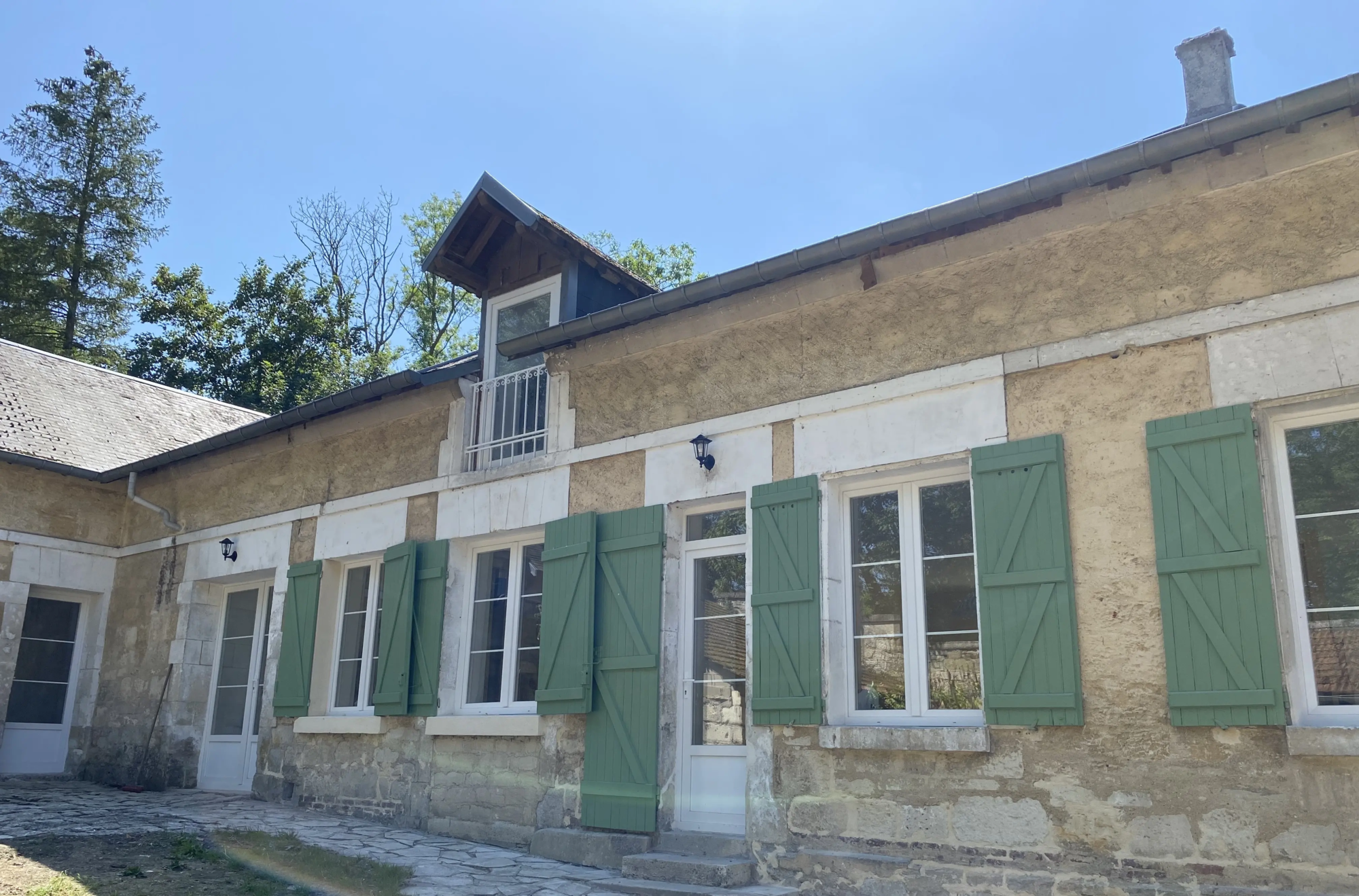 Façade en pierre et volets verts