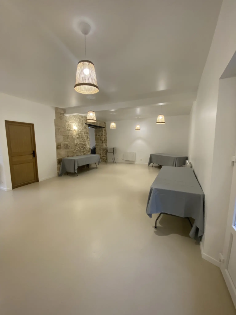 Salle commune de 60 m² du gîte, prête à être aménagée pour une réunion ou un repas