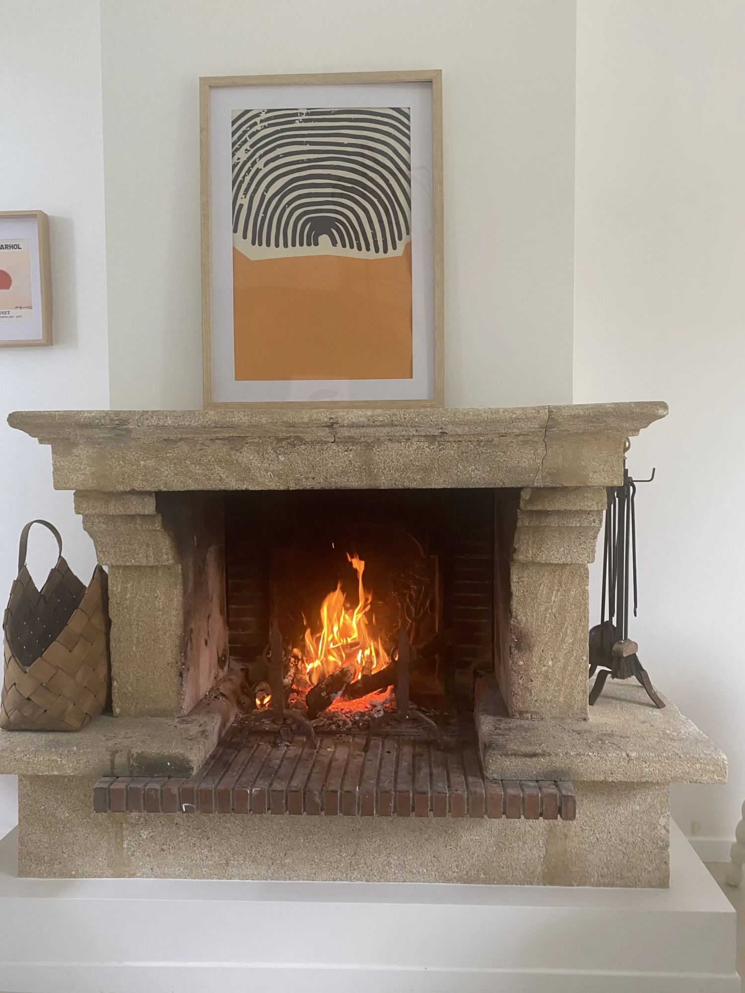 Feu de cheminée dans le salon du gîte Le Clos de l'église