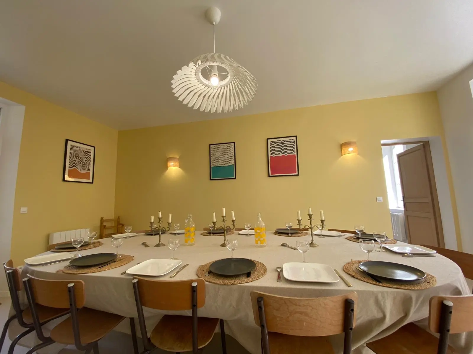 Grande tablée dressée pour un repas de groupe
